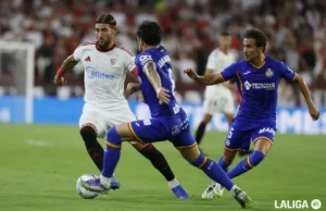 Gudelj y Luis Milla, en el Sevilla Getafe de la temporada 25 26