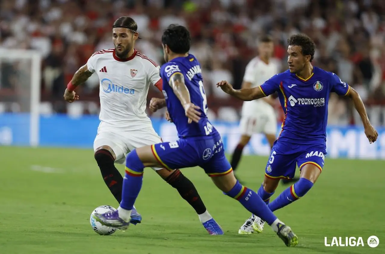 Gudelj y Luis Milla, en el Sevilla Getafe de la temporada 25 26