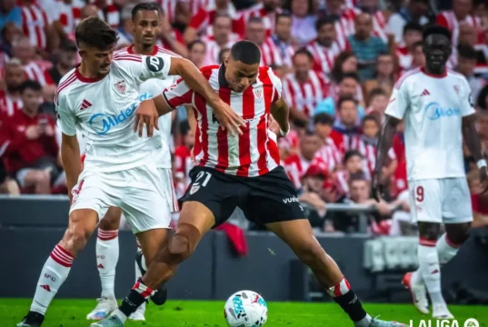 Maroan Sannadi pugna por un balón con Kike Salas en el Athletic Sevilla de la temporada fantasy 25 26