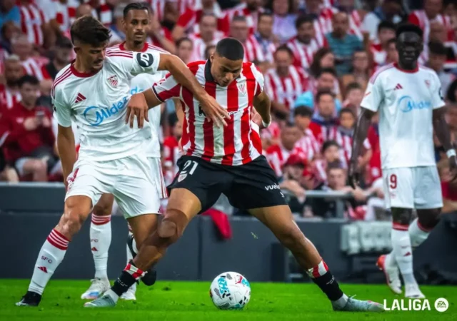 Sannadi_Kike_Salas_25_26_fantasy Maroan Sannadi pugna por un balón con Kike Salas en el Athletic Sevilla de la temporada fantasy 25 26
