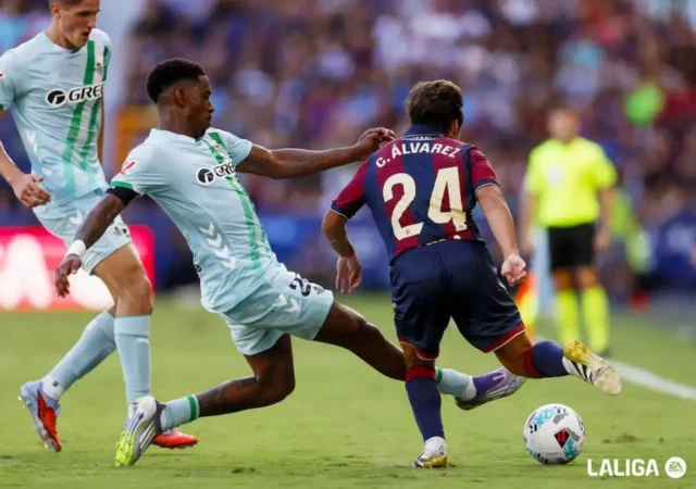 Junior Firpo vs Carlos Álvarez Junior Firpo y Carlos Álvarez LaLiga
