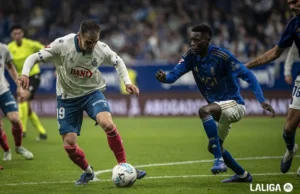 Kike García pugna por un balón con Rahim Alhassane en el Real Oviedo - RCD Espanyol de la temporada fantasy 25/26