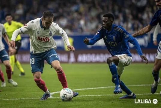 Kike García pugna por un balón con Rahim Alhassane en el Real Oviedo - RCD Espanyol de la temporada fantasy 25/26