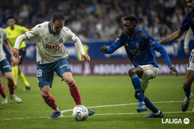 Kike García Alhassane Fantasy 25 26 Kike García pugna por un balón con Rahim Alhassane en el Real Oviedo - RCD Espanyol de la temporada fantasy 25/26
