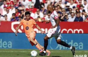 Marcao controla un balón ante la mirada de Pedri en el Sevilla - Barcelona de la temporada fantasy 25 26