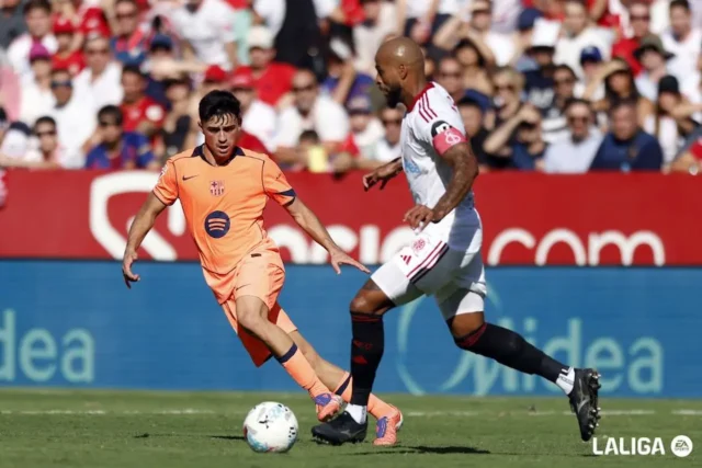 Marcao Pedri 25 26 Marcao controla un balón ante la mirada de Pedri en el Sevilla - Barcelona de la temporada fantasy 25 26