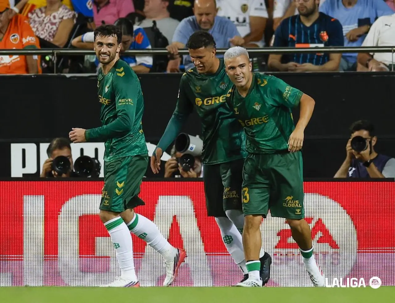 Troy Parrott apunta a su primera titularidad con el Real Betis ante el Levante