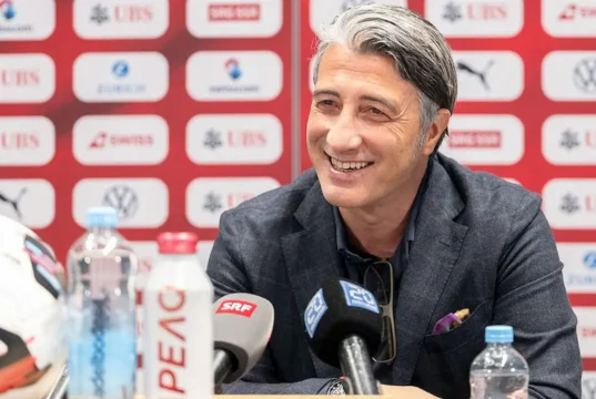 Yakin rueda de prensa Suiza
