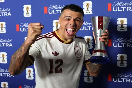 Pedro Porro celebra con el MVP de las semifinales