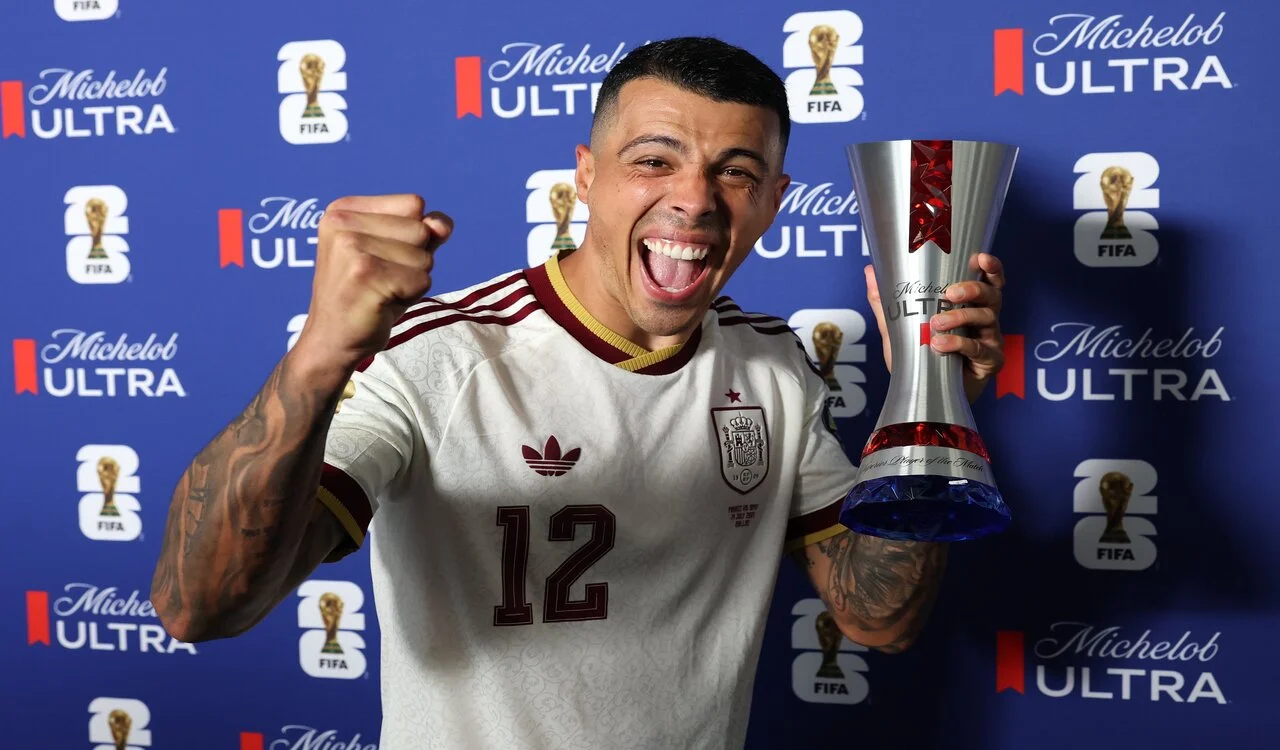 Pedro Porro celebra con el MVP de las semifinales