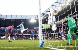 Vicente Guaita defendiendo la portería del Crystal Palace contra el Manchester City