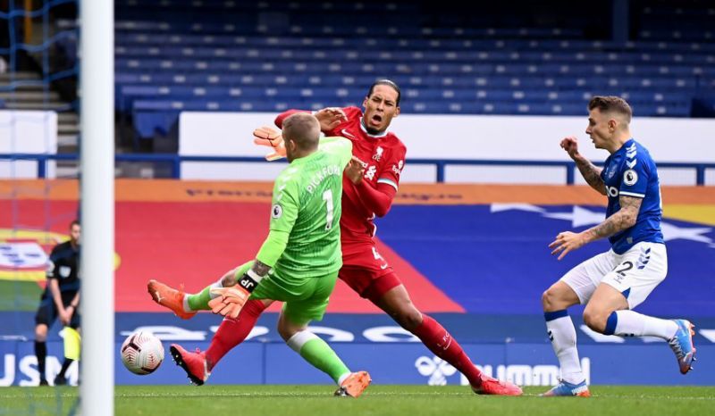 Virgil van Dijk, lesionado de la rodilla durante el choque contra el Everton