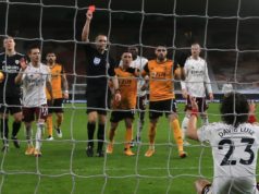 Craig Pawson enseñándole la tarjeta roja a David Luiz