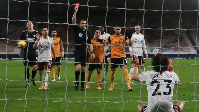 Craig Pawson enseñándole la tarjeta roja a David Luiz