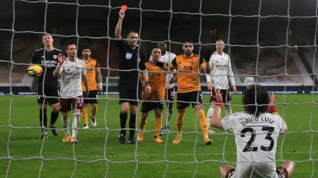 Craig Pawson enseñándole la tarjeta roja a David Luiz