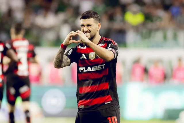 De Arrascaeta celebra un gol con Flamengo