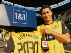 Jobe Bellingham posa con la camiseta del Borussia Dortmund en su presentación