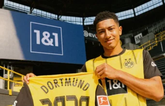 Jobe Bellingham posa con la camiseta del Borussia Dortmund en su presentación