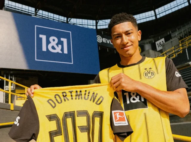 Jobe Bellingham Dortmund Jobe Bellingham posa con la camiseta del Borussia Dortmund en su presentación