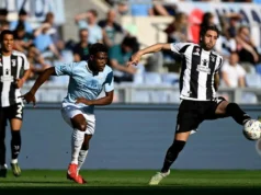 Locatelli controla un balón en un partido de Serie A con la Juventus de Turín