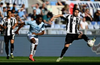 Locatelli controla un balón en un partido de Serie A con la Juventus de Turín