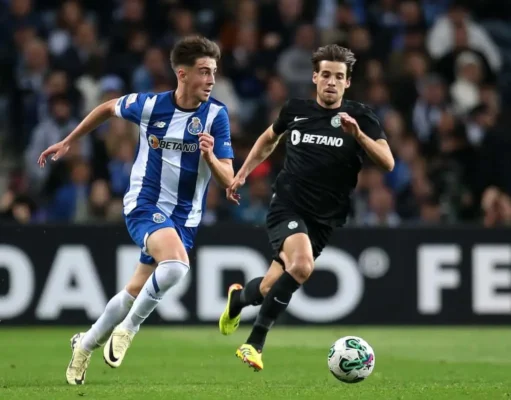 Martim Fernades controla un balón con el Oporto