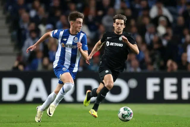 Martim Fernades controla un balón con el Oporto