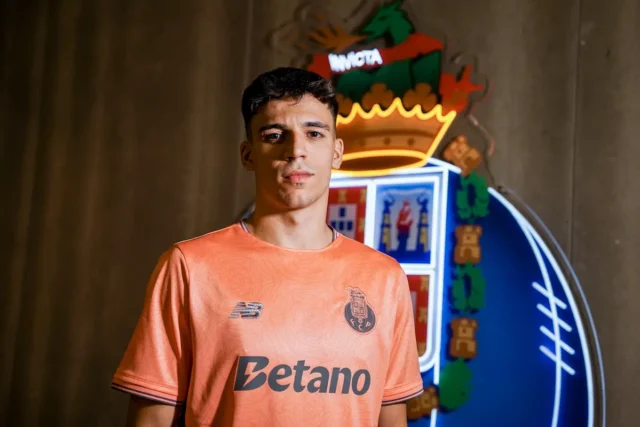 Gabri Veiga posa con los colores del FC Oporto